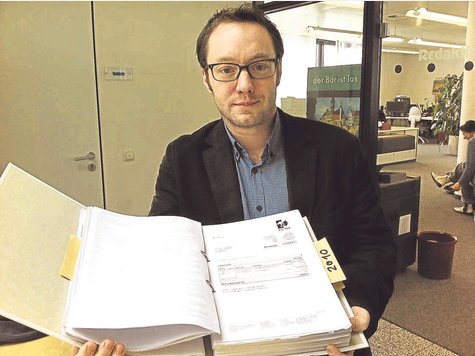 Ein prall gefüllter Aktenordner enthält alle Abrechnungsbelege von „Freisinger Advent“-Organisator und FSM-Stadtrat Reinhard Fiedler. Gestern befasste sich der Rechnungsprüfungsausschuss damit. Foto: Beschorner Ein prall gefüllter Aktenordner enthält alle Abrechnungsbelege von „Freisinger Advent“-Organisator und FSM-Stadtrat Reinhard Fiedler. Gestern befasste sich der Rechnungsprüfungsausschuss damit. Foto: Beschorner