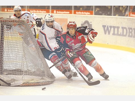 Intensive Kurvenlage: Nicolai Quinlan (r.) und der EHC Klostersee wollen Regensburg in der Playoff-Serie ausbremsen. Schritt eins dazu gelang, drei fehlen noch. foto: sro