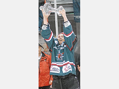So war es von zwei Jahren: Starbulls-Kapit&auml;n Stephan Gottwald pr&auml;sentierte den DEB-Pokal.