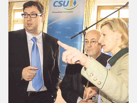 Da geht’s lang: Ebersbergs Kreisvorsitzende Angelika Niebler scheint ihrem Erdinger Kollegen Martin Bayerstorfer den Weg zu zeigen. Foto: ham Da geht’s lang: Ebersbergs Kreisvorsitzende Angelika Niebler scheint ihrem Erdinger Kollegen Martin Bayerstorfer den Weg zu zeigen. Foto: ham