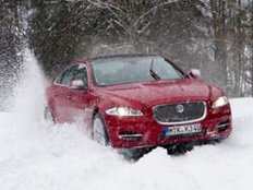 Ab geht&lsquo;s: Kraftvoll pfl&uuml;gt der Jaguar dank seines neuen 4x4-Antriebs durch die Schneemassen.