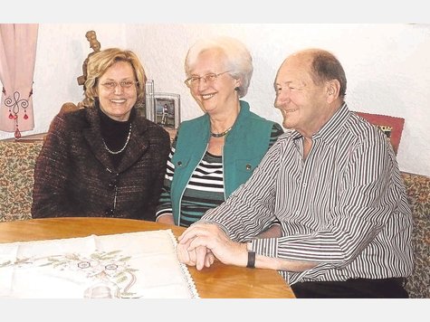 Vergnügtes Trio: Auch Bürgermeisterin Ingrid Pongratz gratulierte Christl und Siegbert Kamseder mit Urkunde und Geschenkkorb zur goldenen Hochzeit. Foto: kn Vergnügtes Trio: Auch Bürgermeisterin Ingrid Pongratz gratulierte Christl und Siegbert Kamseder mit Urkunde und Geschenkkorb zur goldenen Hochzeit. Foto: kn