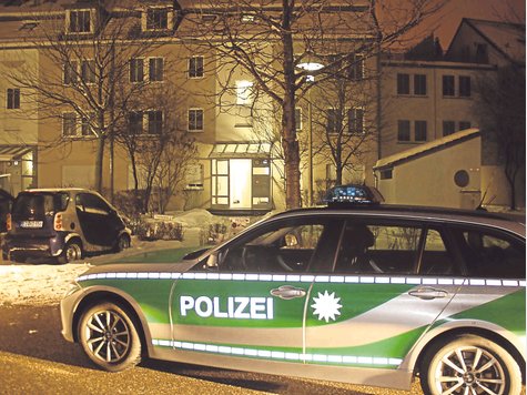 Nächtlicher Einsatz: In einer Wohnung in diesem Mehrfamilienhaus an der Altenerdinger Parkstraße hatte sich am Dienstag ein Bewohner verschanzt. Die Feuerwehr musste die Tür öffnen. Der Bewohner, der im Bad Feuer gelegt hatte, kam in eine Klinik. Foto: Moritz Nächtlicher Einsatz: In einer Wohnung in diesem Mehrfamilienhaus an der Altenerdinger Parkstraße hatte sich am Dienstag ein Bewohner verschanzt. Die Feuerwehr musste die Tür öffnen. Der Bewohner, der im Bad Feuer gelegt hatte, kam in eine Klinik. Foto: Moritz