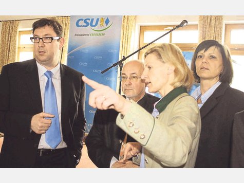 Gibt sie jetzt die Richtung vor? Ebersbergs CSU-Kreischefin Angelika Niebler (2. v.r.) mit ihrem Erdinger Kollegen Martin Bayerstorfer, Christian Kopp vom Bezirksverband und Bundeslandwirtschaftsministerin Ilse Aigner (v. l.). Foto: ham Gibt sie jetzt die Richtung vor? Ebersbergs CSU-Kreischefin Angelika Niebler (2. v.r.) mit ihrem Erdinger Kollegen Martin Bayerstorfer, Christian Kopp vom Bezirksverband und Bundeslandwirtschaftsministerin Ilse Aigner (v. l.). Foto: ham