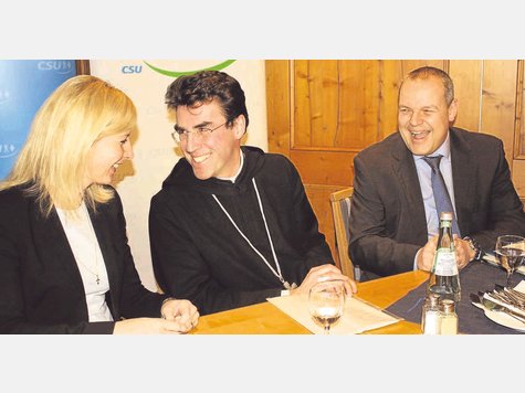 Gut verstanden sich Ulrike Scharf, Abt Johannes und Christoph Kober (v. l.) im Erdinger Wei&szlig;br&auml;u. Foto: Moritz