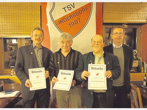 Urkunden f&uuml;r die treuen Mitglieder: TSV-Chef Bernhard Wetzstein (r.) ehrte (v.l.) Josef Fuchsbichler (40 Jahre), Alwin Breitenberger (50 Jahre) und Christian Weisenburger (25). cb