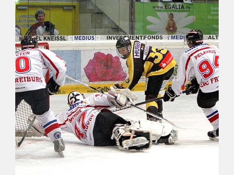 Im ersten Vergleich mit dem EHC Freiburg haben die T&ouml;lzer L&ouml;wen am Dienstag knapp den K&uuml;rzeren gezogen.