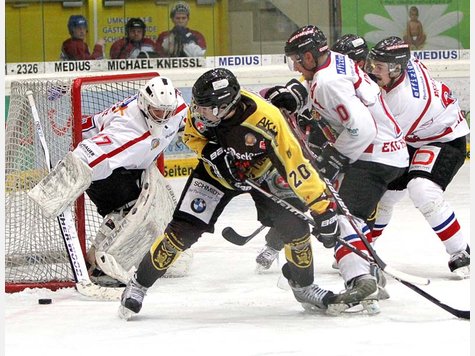 Im ersten Vergleich mit dem EHC Freiburg haben die T&ouml;lzer L&ouml;wen am Dienstag knapp den K&uuml;rzeren gezogen.