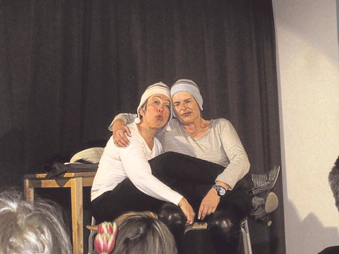 Heizten ein: die Kabarettistinnen D&acute;oro Thea Anzinger und Martina Wick-Laudahn. Foto:spi