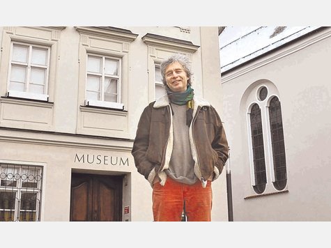 „Eigentlich bin ich kein Vereinsmensch, aber Kunst zu organisieren und auszustellen, das ist mein Ding“: Reinhard Giebelhausen (56), der neue Vorsitzende des Kunstforums Weilheim, vor dem Stadtmuseum. foto: bretting „Eigentlich bin ich kein Vereinsmensch, aber Kunst zu organisieren und auszustellen, das ist mein Ding“: Reinhard Giebelhausen (56), der neue Vorsitzende des Kunstforums Weilheim, vor dem Stadtmuseum. foto: bretting