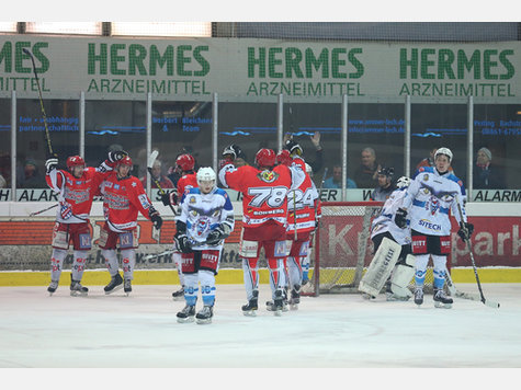Der EC Peiting legt vor: In der Serie gegen die Blue Devils aus Weiden gehen die Peitinger mit dem Sieg im ersten Playoff-Spiel in F&uuml;hrung.