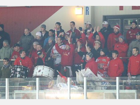 Der EC Peiting legt vor: In der Serie gegen die Blue Devils aus Weiden gehen die Peitinger mit dem Sieg im ersten Playoff-Spiel in F&uuml;hrung.