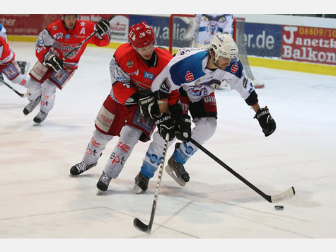 Der EC Peiting legt vor: In der Serie gegen die Blue Devils aus Weiden gehen die Peitinger mit dem Sieg im ersten Playoff-Spiel in F&uuml;hrung.