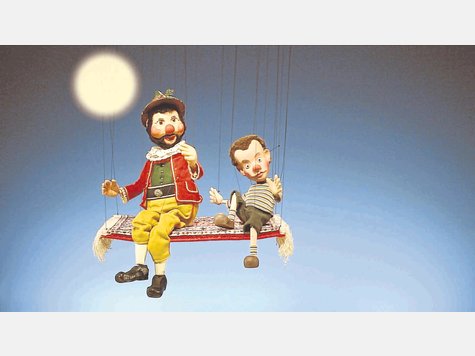 Auf einem fliegenden Teppich reisen Pepperl und Kasperl zu einem Abenteuer in den Orient. Der 3D-Film hebt sich in vielerleich Hinsicht von anderen ab. „Wir wollen nicht, dass die Kinder mit den Bildern überfordert sind“, sagt Theaterchef Albert Maly-Motta. Zudem passt sich die Technik dem geringeren Augenabstand eines Kindergesichts an. Foto: agentur Auf einem fliegenden Teppich reisen Pepperl und Kasperl zu einem Abenteuer in den Orient. Der 3D-Film hebt sich in vielerleich Hinsicht von anderen ab. „Wir wollen nicht, dass die Kinder mit den Bildern überfordert sind“, sagt Theaterchef Albert Maly-Motta. Zudem passt sich die Technik dem geringeren Augenabstand eines Kindergesichts an. Foto: agentur