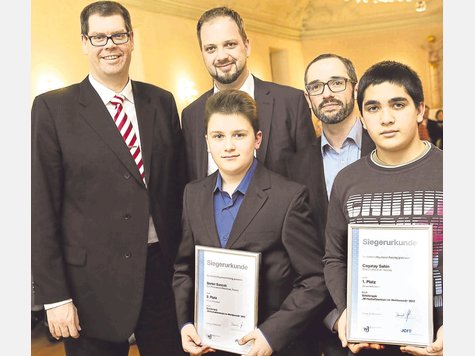 Gratulation: Landrat Michael Schwaiger, OB Tobias Eschenbacher und Christian Gierstorff (hinten, v. l.) &uuml;bergaben die Urkunden an Sorter Sancak und Cagatay Sahin (vorne). Foto: leh