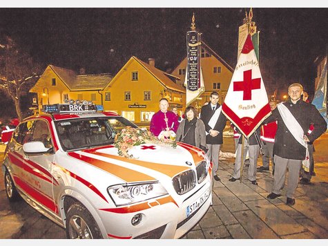 Doppelte Weihe: Die BRK-Bereitschaft Gauting hat eine neue Fahne und ein neues Einsatzfahrzeug. Foto: Jaksch