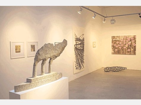Oberlichtraum: Vorne eine Steinskulptur von Hubert Maier aus Moosach. Rechts daneben eine großformatige Zeichnung von Michael Herden. Fotos: sro Oberlichtraum: Vorne eine Steinskulptur von Hubert Maier aus Moosach. Rechts daneben eine großformatige Zeichnung von Michael Herden. Fotos: sro