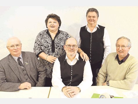 Sie stehen an der Vereinsspitze: Vorsitzender Reinhold Mayer (Mitte), seine Stellvertreter Stefan Rieder (li.) und Karl Raminger (re.) sowie Schriftf&uuml;hrerin Sabine Gus-Mayer und Schatzmeister Ewald Spanier. Foto: sh
