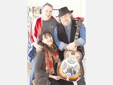 Die Amerika-Reisegruppe: Christoph (hinten) und Monika B&uuml;hring-Uhle sowie Bluesbarde Schorsch Hampel. Foto: sh