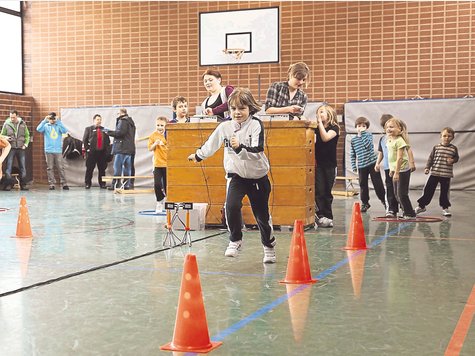 Roxana gibt Gas: Die Siebenj&auml;hrige legt auf dem Parcours in der Turnhalle der K&ouml;nigsdorfer Schule ordentliche Zeiten vor, die es am Samstag zu schlagen gilt. Foto: arp