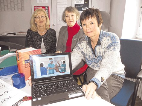 Viele Frauen und Kinder, die Opfer h&auml;uslicher Gewalt wurden, hat Dr. Gaby Fromberg (r.) w&auml;hrend ihres Einsatzes in Indien gesehen. Der Zonta Club Murnau-Staffelsee, hier vertreten von Vize-Pr&auml;sidentin Eva Loos (l.) und Pr&auml;sidentin Brigitte Salmen, will helfen. Foto: sperer