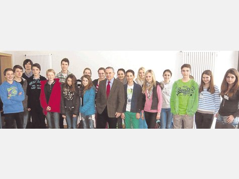 Besuch am Tutzinger Gymnasium: Wolfgang Schneiderhan, Generalinspekteur der Bundeswehr a.D., diskutierte mit Schülern der 8. und 10. Klassen über Gehorsam und Widerstand. Foto: fkn Besuch am Tutzinger Gymnasium: Wolfgang Schneiderhan, Generalinspekteur der Bundeswehr a.D., diskutierte mit Schülern der 8. und 10. Klassen über Gehorsam und Widerstand. Foto: fkn