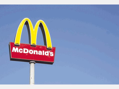 Ein M für Olching: Die Schnellimbiss-Kette McDonald’s will in den Gewerbepark an der B 471 ziehen. Der Bauausschuss gab gestern grünes Licht für den Bau des Fastfood-Restaurants. Einen meterhohen Werbepylon wie auf diesem Bild darf das Unternehmen aber nicht errichten. Foto: dpa Ein M für Olching: Die Schnellimbiss-Kette McDonald’s will in den Gewerbepark an der B 471 ziehen. Der Bauausschuss gab gestern grünes Licht für den Bau des Fastfood-Restaurants. Einen meterhohen Werbepylon wie auf diesem Bild darf das Unternehmen aber nicht errichten. Foto: dpa