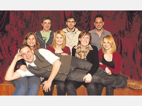 Auf Händen getragen: Der alte und neue Vorstitzende der Jungbauernschaft, Marcel Reintsch, dahinter (von links) Alexandra Steinrötter, Carina Hopp, Andrea Schmid und Zsaklin Zemanko sowie (stehend von links) Thomas Schertich, Tobias Ried und Marco La Rosa. Nicht auf dem Foto der zweite Vorsitzende Andreas Nuscheler. Foto: herold Auf Händen getragen: Der alte und neue Vorstitzende der Jungbauernschaft, Marcel Reintsch, dahinter (von links) Alexandra Steinrötter, Carina Hopp, Andrea Schmid und Zsaklin Zemanko sowie (stehend von links) Thomas Schertich, Tobias Ried und Marco La Rosa. Nicht auf dem Foto der zweite Vorsitzende Andreas Nuscheler. Foto: herold