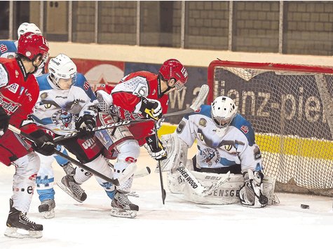 Gleich ist er drin: Tobias Biersack stochert den Puck zum 2:0 f&uuml;r den EC Peiting ins Netz. Foto: bse-pictures