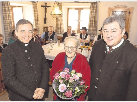 Von Prominenz flankiert: Elisabeth Findl feierte im Beisein von Pfarrer Tadeusz Kmiec-Forstner (l.) und Bürgermeister Hans Schönauer ihren Neunzigsten. foto: tp Von Prominenz flankiert: Elisabeth Findl feierte im Beisein von Pfarrer Tadeusz Kmiec-Forstner (l.) und Bürgermeister Hans Schönauer ihren Neunzigsten. foto: tp