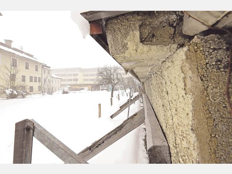 Auf dem Klostergelände entsteht eine Fahrgasse mit seitlich angeordneten Parkplätzen. Die Mauer zwischen Ein- und Ausfahrt wird abgerissen. foto: thomas Plettenberg Auf dem Klostergelände entsteht eine Fahrgasse mit seitlich angeordneten Parkplätzen. Die Mauer zwischen Ein- und Ausfahrt wird abgerissen. foto: thomas Plettenberg