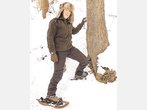 Ihr neues Revier erkundet F&ouml;rsterin Simone Herrmann derzeit auf Schneeschuhen und macht &ndash; soweit m&ouml;glich &ndash; Bestandsaufnahme im Wald. foto: martin