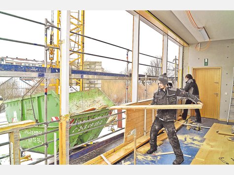 Seit Montag entfernen Arbeiter in der Grundschule Martinsried Teile der maroden Fassade. Die fehlerhafte Konstruktion hatte zu einer erhöhten Formaldehyd-Konzentration in den Klassenzimmern geführt. foto: jürgen sauer Seit Montag entfernen Arbeiter in der Grundschule Martinsried Teile der maroden Fassade. Die fehlerhafte Konstruktion hatte zu einer erhöhten Formaldehyd-Konzentration in den Klassenzimmern geführt. foto: jürgen sauer