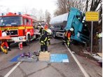 Unfall: Lkw prallt gegen Baum