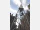 Industriekletterer bauen einen 140 Meter hohen Windmessmasten im Ebersberger Forst.