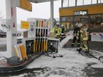 Unfall in Puchheim: Auto kracht in Zapfsäule der Shell-Tankstelle