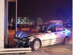 Frau flüchtet vor Polizeistreife: Wilde Verfolgungsjagd endet in Hauswand