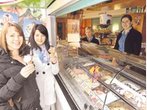 Sogar im Wintermantel schmeckt das Eis