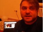 Florian Deissenrieder von den Piraten lässt Porno in Hintergrund von Wahlspot laufen
