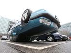 Auto parkt auf dem Dach: Künstler Hans-Peter Feldmann 