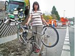 Diese Radlerin rettete sich mit einem Sprung