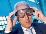 Alkohol am Steuer: Ramsauer setzt sich in Promille-Simulator