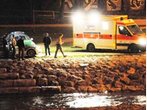 Wittelsbacherbrücke: Streit endet in der Isar. Polizei nimmt einen Mann fest.