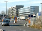 Fall aus Führerkabine: Allach: Mann stürzt aus Kran