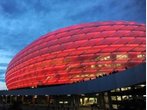 FC Bayern vs. FC Barcelona: Fußballfan fährt in der Allianz Arena Ordner an