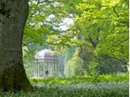 Rund um den Ammersee: Im Park des Freiherrn von Schacky bei Dießen