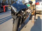 Motorradfahrer rast in wendendes Auto