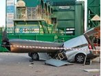 Wahnsinns-Unfall: Kran spaltet diesen VW-Bus