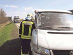 Schreck auf der Autobahn: VW-Bus kollidiert mit Lastwagen