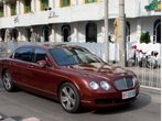 China hohe Soldaten fahren mit Luxusautos - weiße Nummernschilder